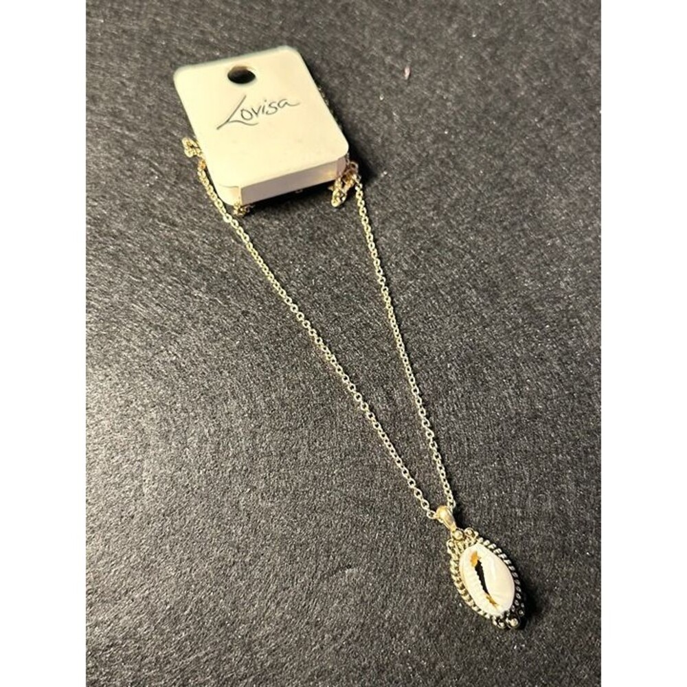 Lovisa Gold Tone Cowrie Shell Pendant Necklace Beach Boho Style New with Tags